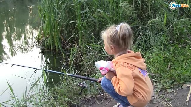 Hello Kitty РЫБАЛКА ДЛЯ ДЕТЕЙ Хелло Китти и Ярослава ловят рыбку для Барсика Видео для детей смотреть онлайн