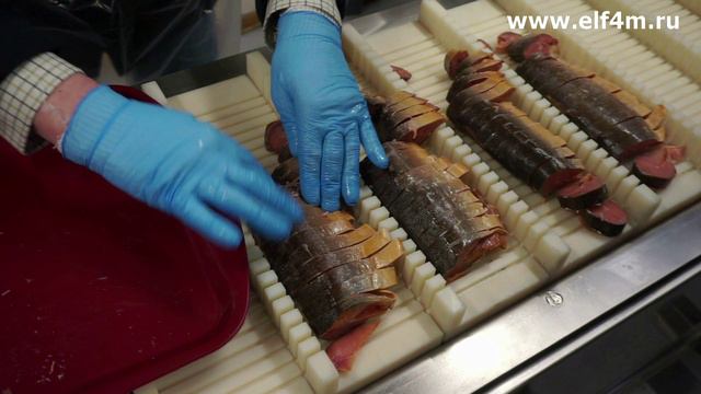 Нарезка рыбы (соленой горбуши) на устройстве нарезки рыбы ИПКС-074-01-200-01РМЧ(Н) смотреть онлайн