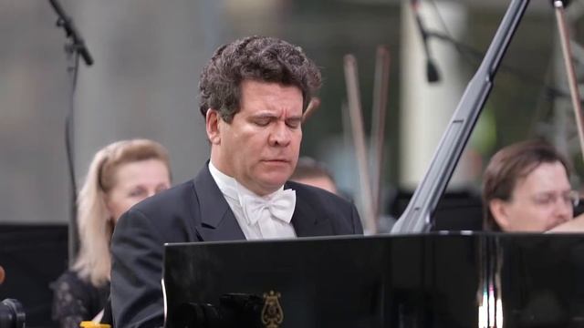 Денис Мацуев и Академический симфонический оркестр Московской филармонии, дирижер – Юрий Симонов. смотреть онлайн