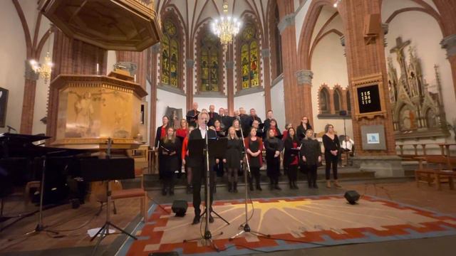 Oscar Svensson sjunger ”Gläns över sjö och strand” tillsamans med Mixkören och Tritonus kören смотреть онлайн