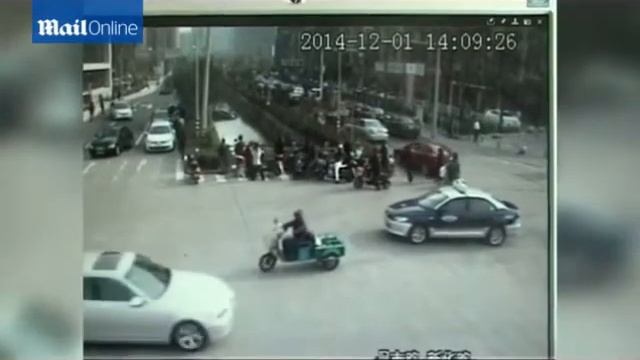 Женщина на машине упала в реку смотреть онлайн