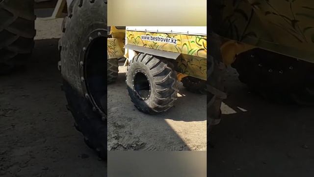 Вот так проходит обычная погрузка вездеходов компании BESTROVER смотреть онлайн