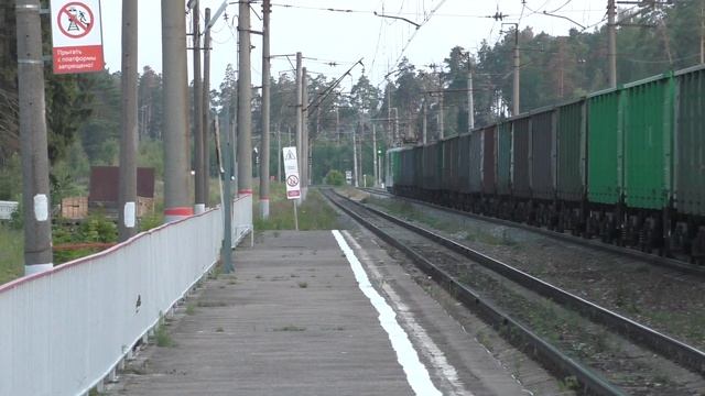 Электровоз ВЛ10-245 с грузовым составом смотреть онлайн