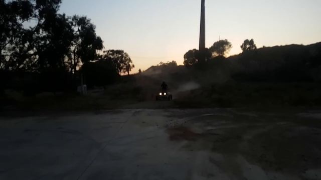 Yamaha Banshee 350 - Having Fun & Ripping Tires смотреть онлайн