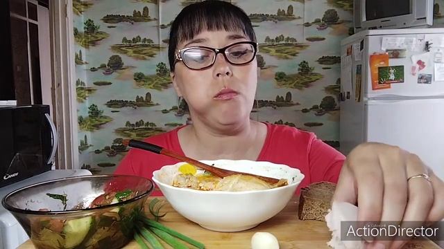 Мукбанг | Суп с курицей, салат | Че вообще в мире делается?