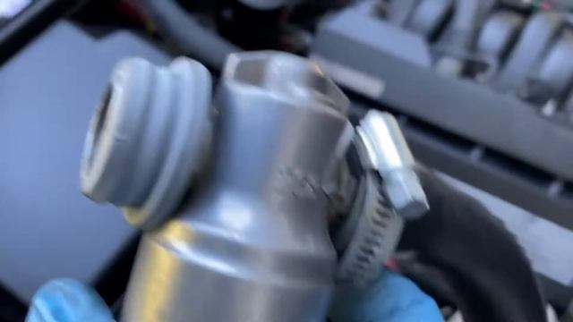 Finding a Vacuum Leak and Easy Fixes plus Cleaning the IAC - BMW E34 540i смотреть онлайн