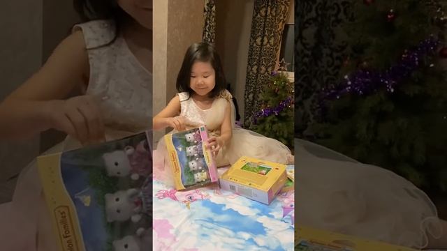 Распаковка игрушек Sylvanian families. Подарок Дед Мороза на Новый год. смотреть онлайн