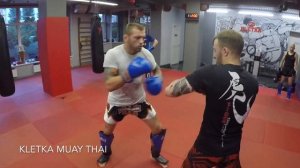 Как проходят тренировки по тайскому боксу в клубе KLETKA / Урок 1 — тренер Андрей Басынин