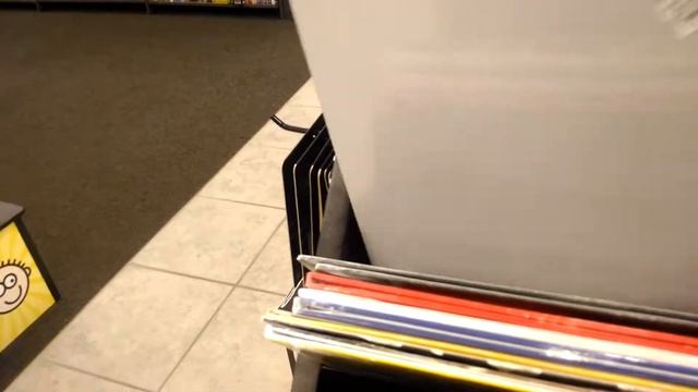 Обзор виниловых пластинок и граммофонов в американском магазине Books-A-Million смотреть онлайн