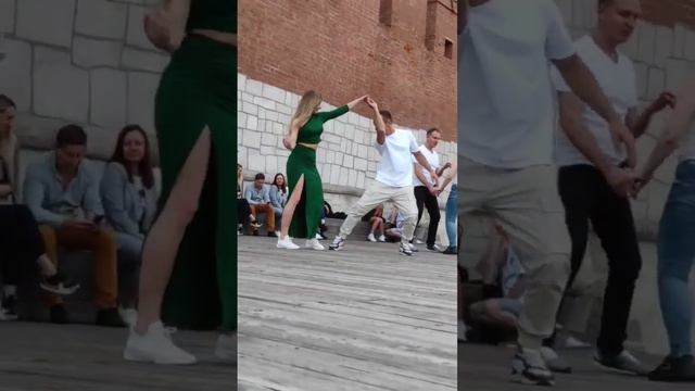 Танцую бачату на набережной в Туле #танцы #бачата #тула #dance #bachata смотреть онлайн