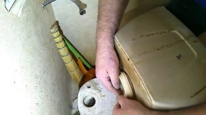 Соединяем сливной бачок с унитазом и регулируем уровень воды. Боковая подача.