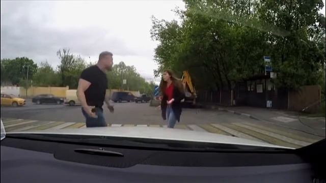 хрупкая девушка жестоко наказала автохама(/*-*\) смотреть онлайн