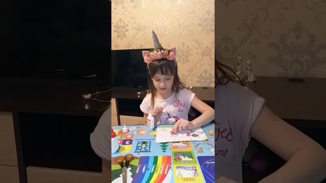 Милана делает аппликации на рисунке смотреть онлайн