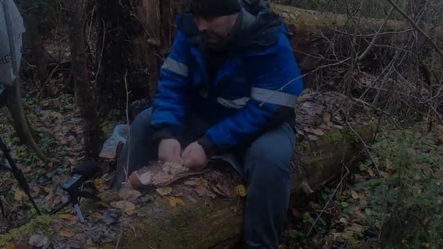 Как разжечь костер в лесу без спичек и зажигалки с помощью огнива... смотреть онлайн