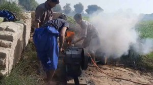 Семья из пакистана заводит 2-литровый дизельный двигатель 1939 года, мощностью - 16 л.с.