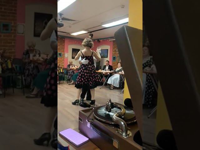 Ретро-салон под патефон! #танцы #dance #винтаж #ретро #ссср #retro смотреть онлайн