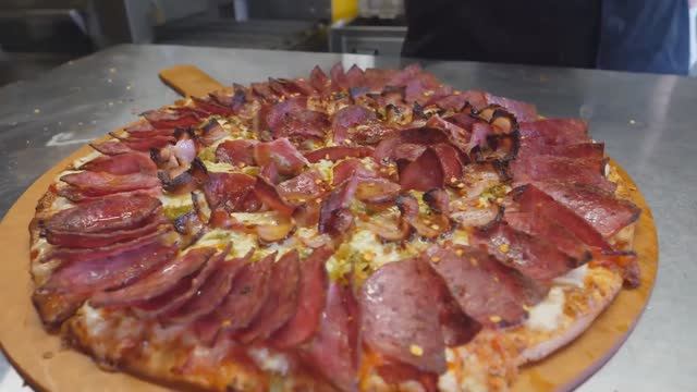 Пеперони пицца!!! Супер мясная! смотреть онлайн