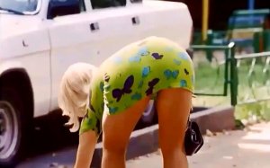 Девушка уронила ключи