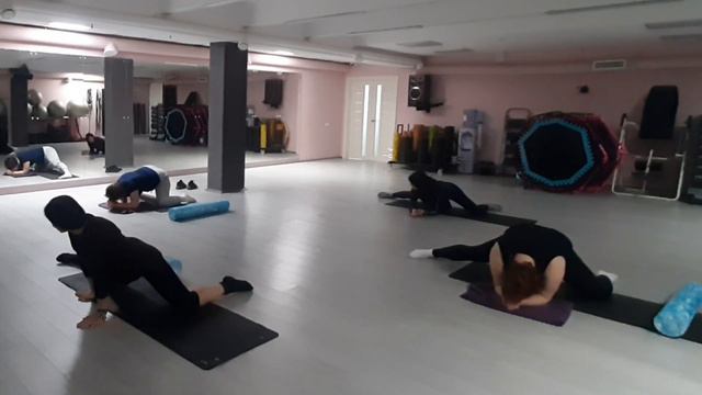 РАСТЯЖКА ЦЕЛАЯ ТРЕНИРОВКА / STRETCHING / РАСТЯЖКА С РОЛЛОМ / АКЦЕНТ НА ПРИВОДЯЩИЕ МЫШЦЫ НОГ смотреть онлайн