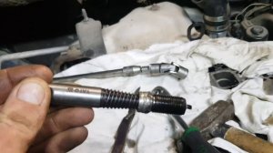 Как выкрутить сломанную свечу?