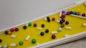 Горка для шариков - шарики катятся вниз по разным горкам.