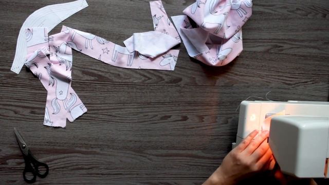 Как сшить детскую футболку из трикотажа | Выкройка с клапанами на плечах смотреть онлайн