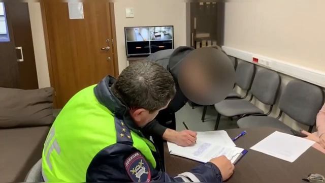выявлен водитель, который управлял транспортным средством не имея водительского удостоверения. смотреть онлайн