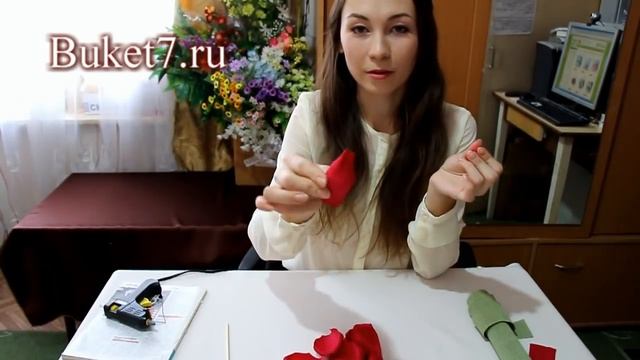 Мастер-класс. Роза из гофрированной бумаги с конфетой своими руками. Букеты из конфет. смотреть онлайн