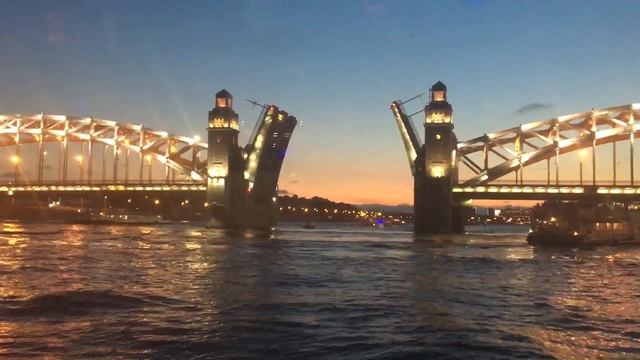 Ночной круиз под разводными мостами Санкт-Петербурга смотреть онлайн