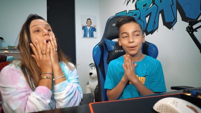 Playing AMONG US with my MOM! | Royalty Gaming смотреть онлайн