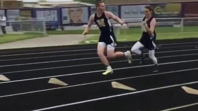 Парень решил пробежать эстафету в одиночку