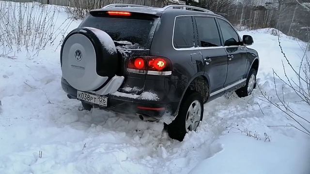 ???Оффроад VW Touareg, как закопаться в снегу смотреть онлайн