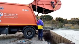 Мусоровоз на выгрузке. Почему мусор выгружают так? Выгрузка КАМАЗ 440-B.