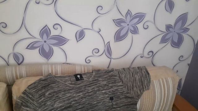 Примерка одежды из секонд- хенда.