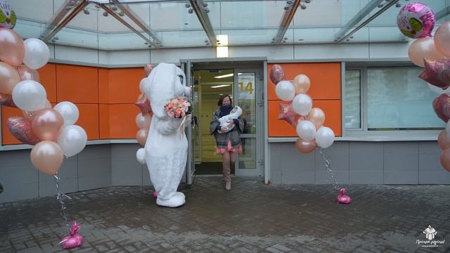 Выписка из роддома с веселой встречей у роддома и красивым оформлением дома! © www.prostorad.ru смотреть онлайн