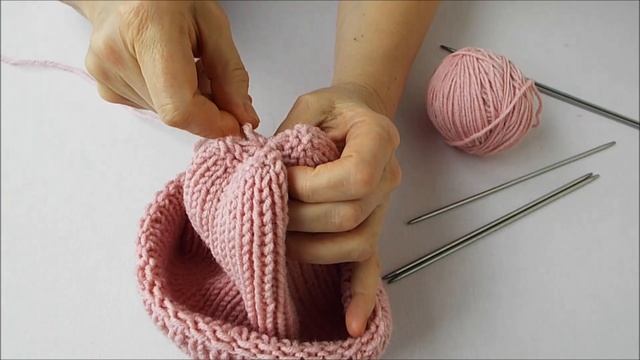 Как связать шапку тыковка на спицах для девочки и для куклы Две шапки из 1 мотка смотреть онлайн