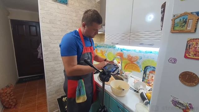 САЛАТ ЦЕЗАРЬ СО ШПРОТАМИ И КУРИЦЕЙ смотреть онлайн