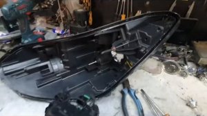 Kia Sportage. Ремонт корпуса фары и замена стекла.