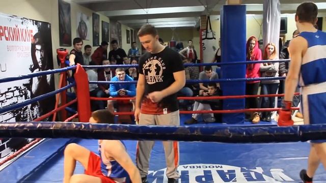 Боксер жестко пропустил ниже пояса. Надевайте бандаж! смотреть онлайн