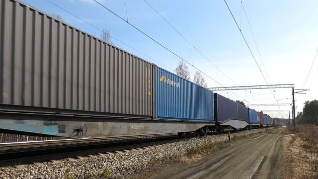 2ЭС6-337 "Синара" и встречный серый Гранит 2ЭС10-011 с грузовыми поездами встречаются на перегоне смотреть онлайн