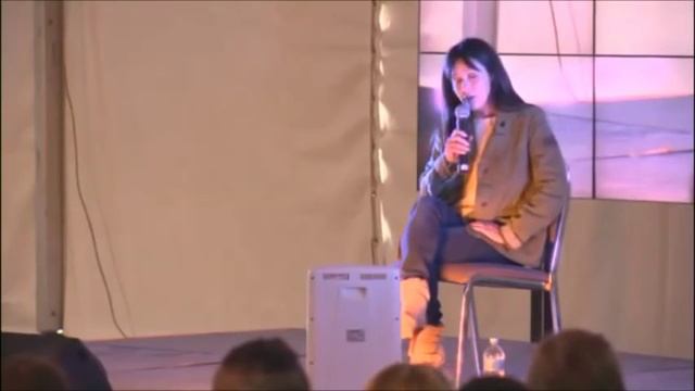 Shannen Doherty talks about Rose McGowan смотреть онлайн