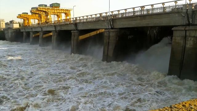 Дубна, плотина, спуск воды смотреть онлайн