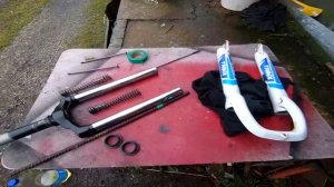 бюджетная дешевая вилка велосипеда заклинила стала жесткой,разбор  вилки ремонт ,делаем ее мягче!!!