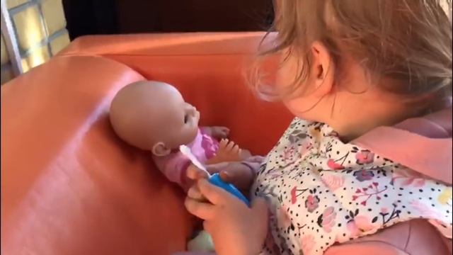 Как Мама купила Бетти набор стоматолога. Бетти училась лечить пупсу Бэби зубки и чистить зубки. смотреть онлайн