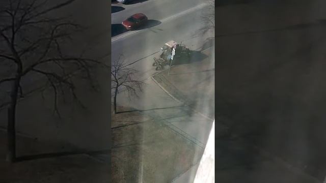 Чистка улицы трактором МТЗ 82,1 от грязи. Щётка и отвал "Бабочка" чёрного цвета. смотреть онлайн