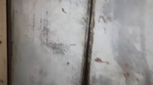 Сломанный лифт с погнутыми дверями