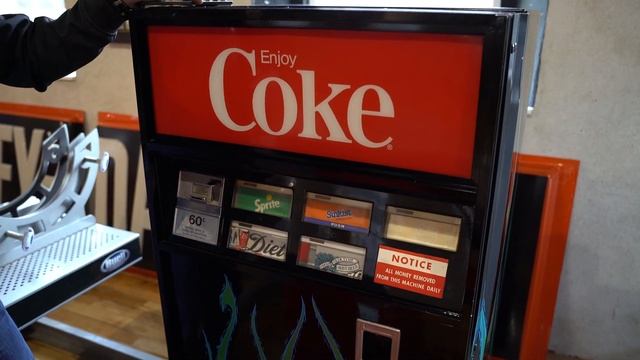 Museum auction Saturday Coke Vintage Vending Machine смотреть онлайн