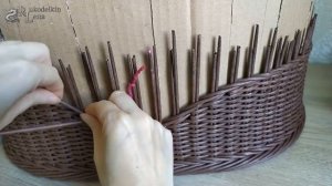 Плетеная лежанка для собачки из газетных трубочек