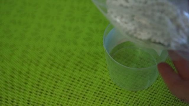 Лайфхак, как легко переложить ватные палочки из полиэтилена в контейнер смотреть онлайн