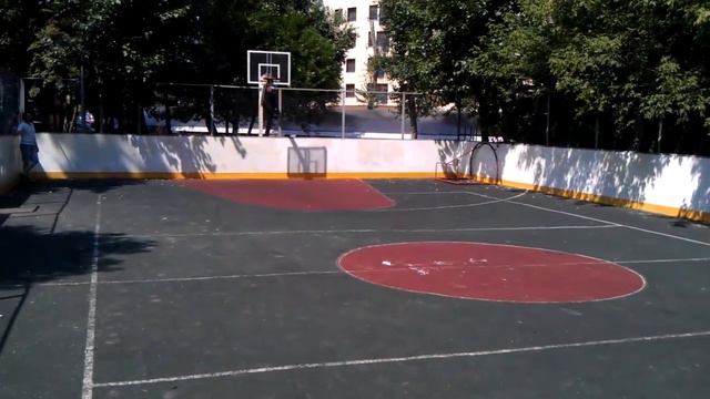 Батюшка Арсений забивает мяч с другой половины поля. смотреть онлайн